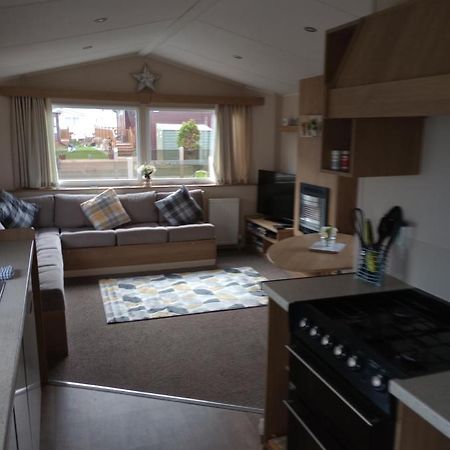 D24 Is A 2 Bedroom 6 Berth Caravan Close To The Beach On Whitehouse Leisure Park In Towyn Near Rhyl With Decking And Private Parking Space This Is A Pet Free Caravan Abergele Exteriör bild