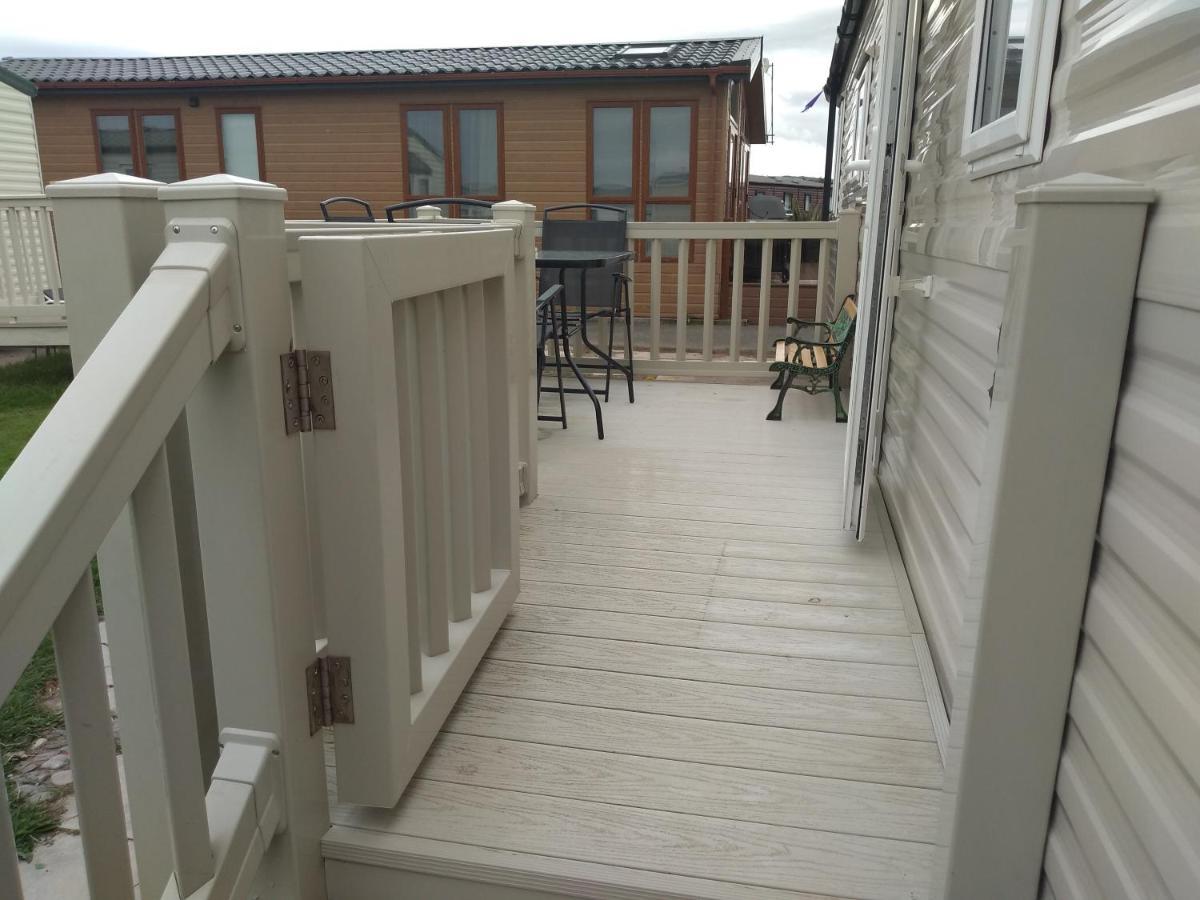 D24 Is A 2 Bedroom 6 Berth Caravan Close To The Beach On Whitehouse Leisure Park In Towyn Near Rhyl With Decking And Private Parking Space This Is A Pet Free Caravan Abergele Exteriör bild