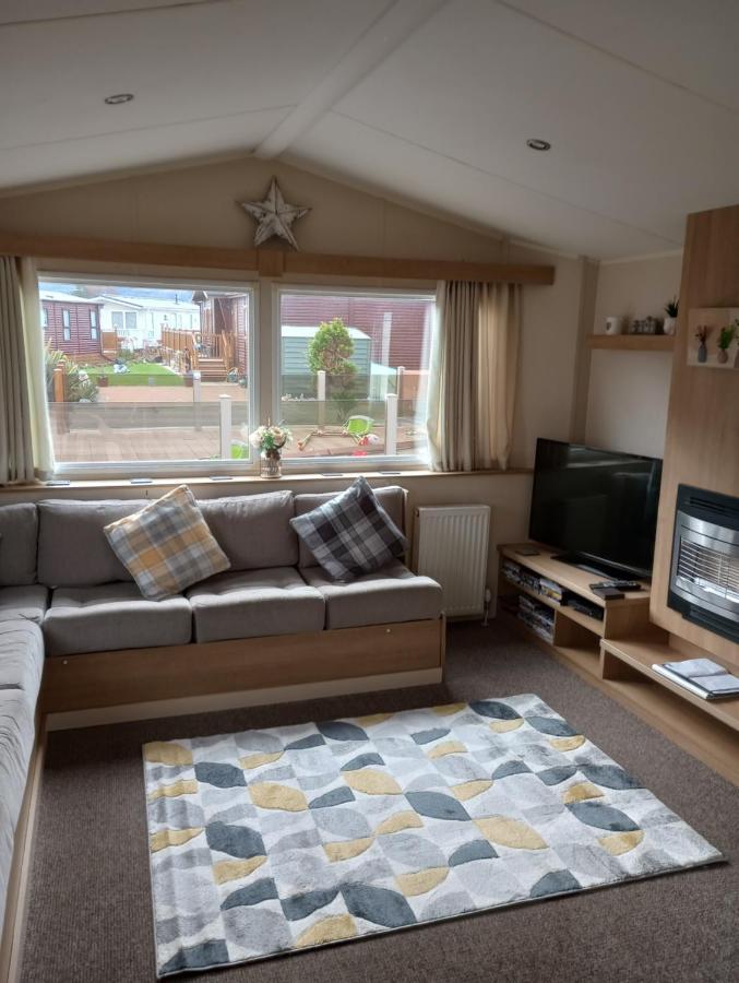 D24 Is A 2 Bedroom 6 Berth Caravan Close To The Beach On Whitehouse Leisure Park In Towyn Near Rhyl With Decking And Private Parking Space This Is A Pet Free Caravan Abergele Exteriör bild