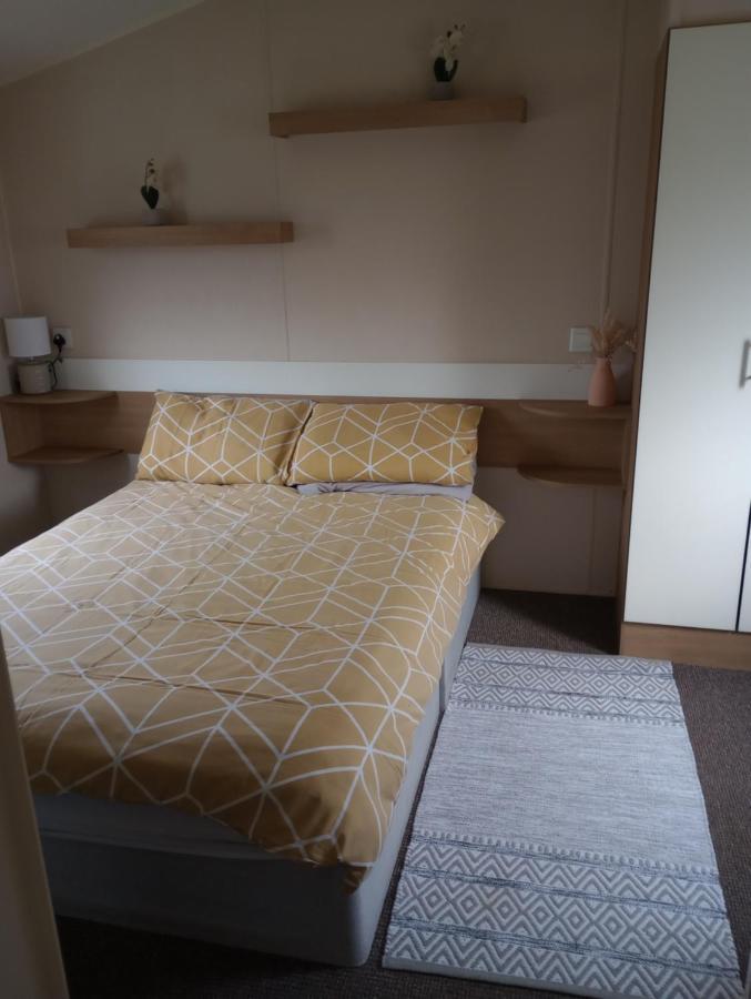 D24 Is A 2 Bedroom 6 Berth Caravan Close To The Beach On Whitehouse Leisure Park In Towyn Near Rhyl With Decking And Private Parking Space This Is A Pet Free Caravan Abergele Exteriör bild